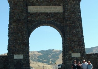 yellowstone entrance arch